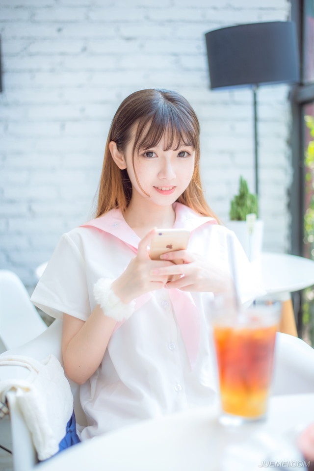 清晨，空气中带着几分湿冷，令人分外难受，庞统站在刺史府外，有些无奈的狠狠地瞪了法正一眼，在他身后，邓贤、泠苞等人则是对着张松一群益州世家怒目而视，刘璋已经失去了一切，此前终究君臣一场，就算刘璋当时做的不地道，但如今蜀中已经败亡，刘璋也不再是君主，这些人怎就不依不饶。